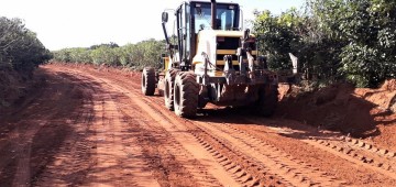 Prefeitura adequa estrada rural utilizada para escoamento de produção agrícola