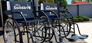 Campanha Lacre Solidário entrega duas cadeiras de roda