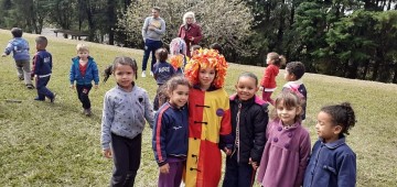 Crianças recriam Sítio do Picapau Amarelo no encerramento do Projeto Folclore