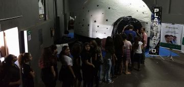 Diversos alunos visitaram o Planetário Móvel