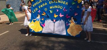 Desfile cívico: escolas municipais apresentaram projetos