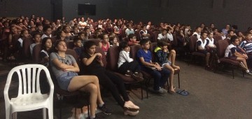 Espetáculo teatral reúne mais de 800 alunos no Centro Cultural